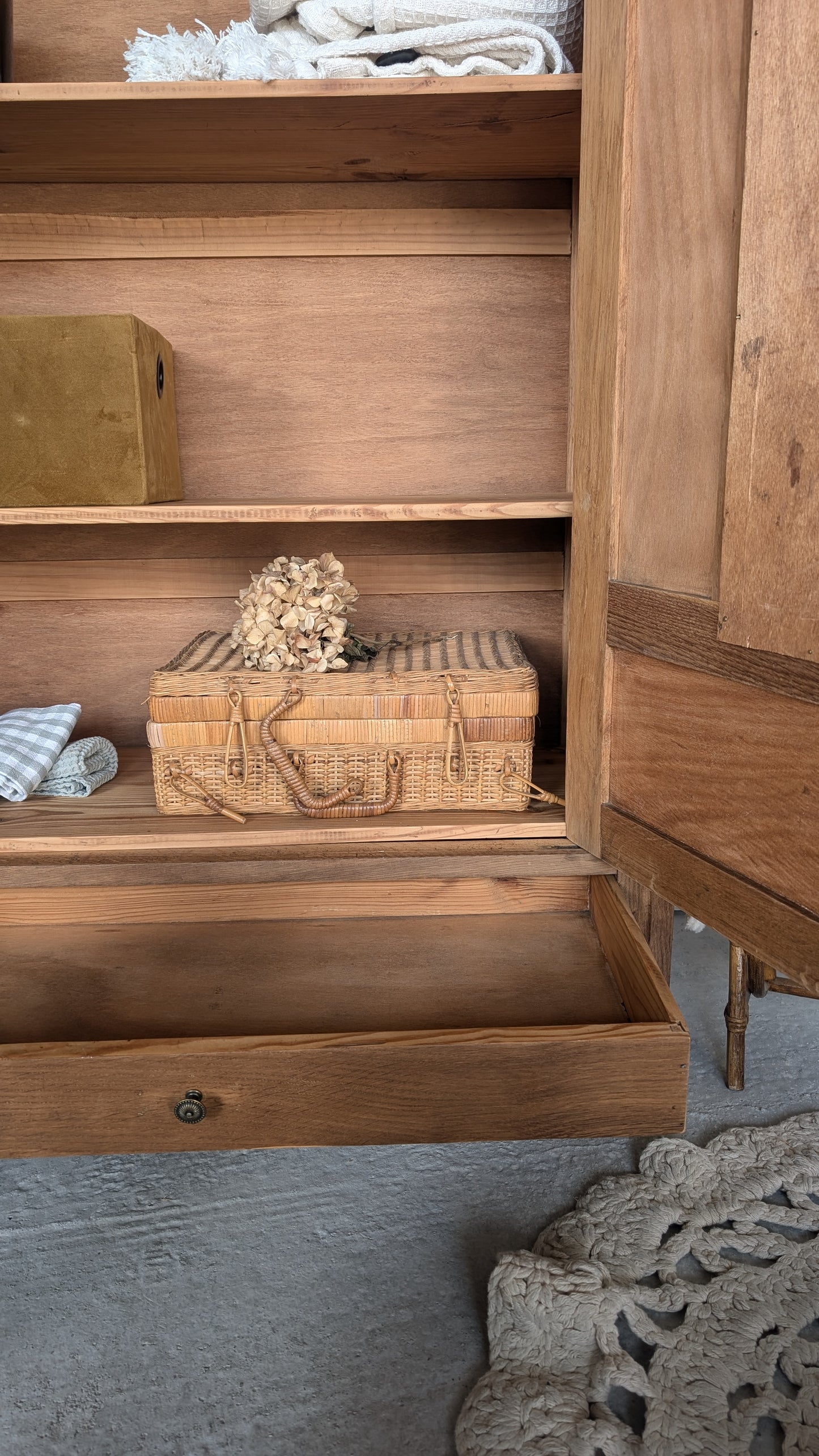 Armoire parisienne