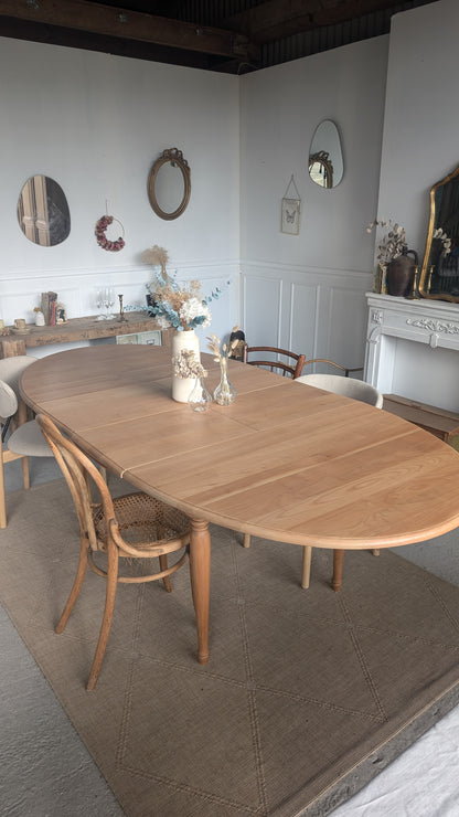 Table ovale en merisier