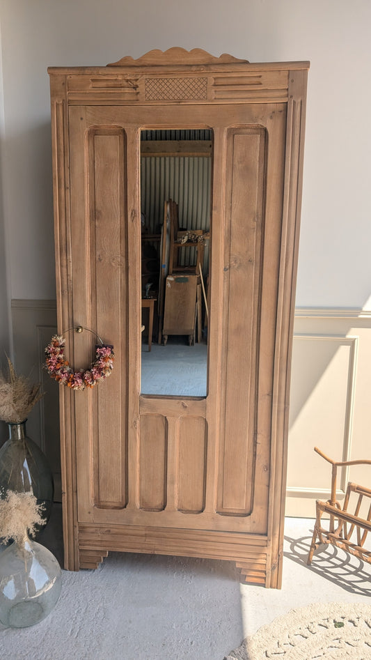 Armoire parisienne ancienne