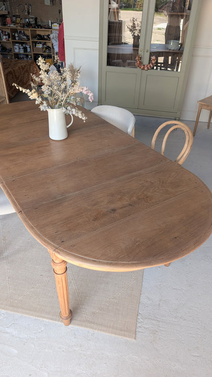 Grande table ovale en chêne
