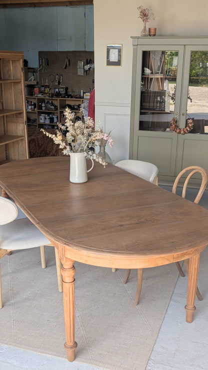Grande table ovale en chêne