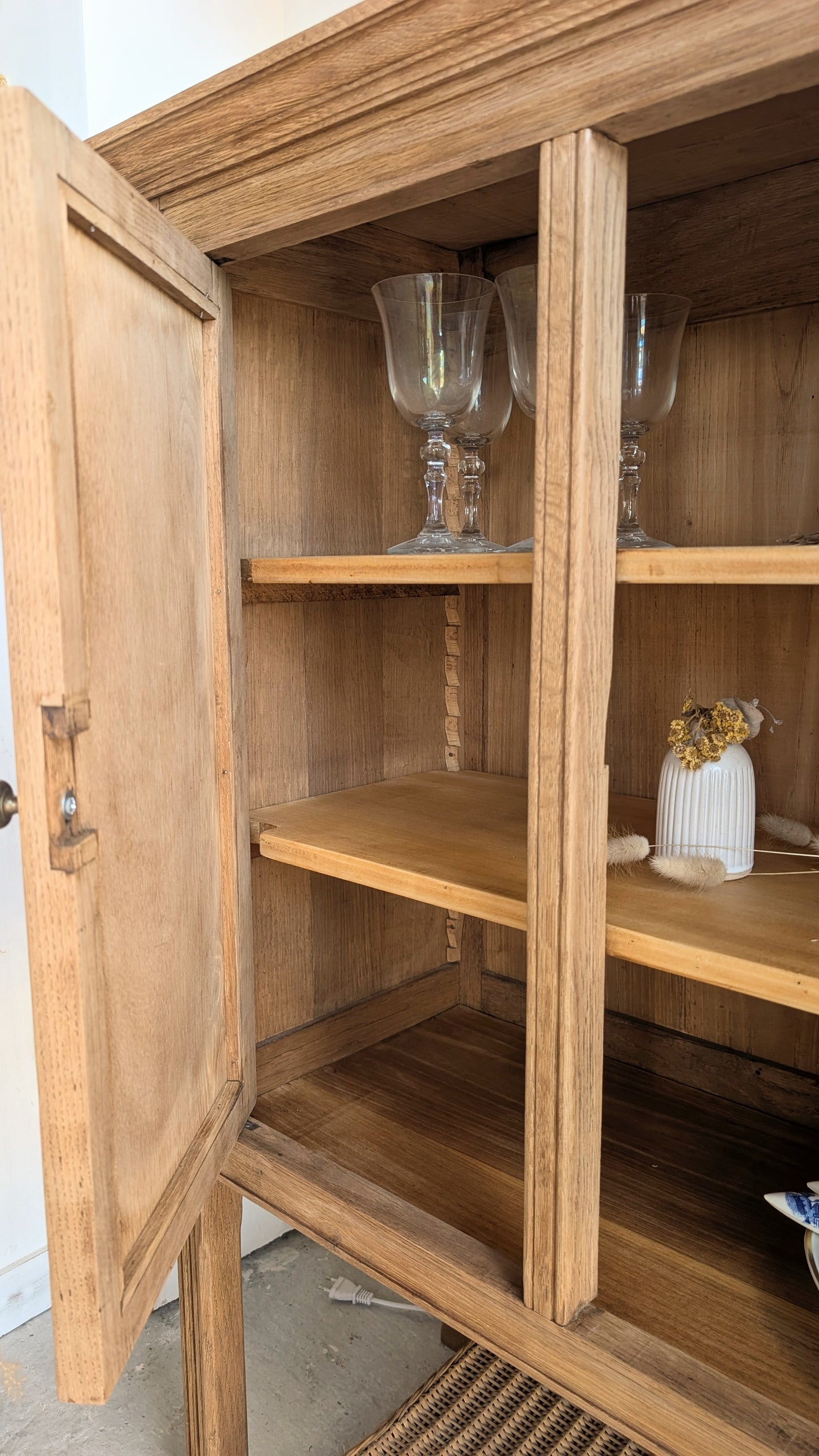 Meuble vitrine  en chêne