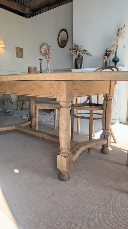 Table ovale en chêne avec rallonges