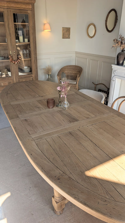 Table ovale en chêne avec rallonges