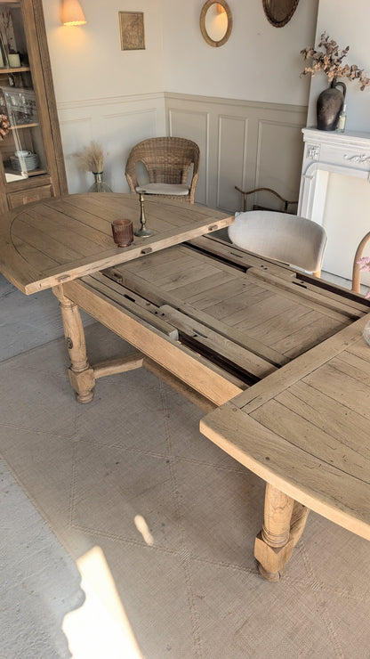 Table ovale en chêne avec rallonges