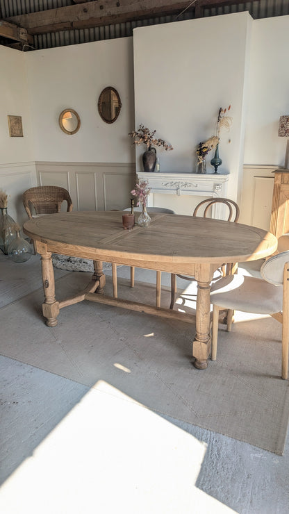 Table ovale en chêne avec rallonges