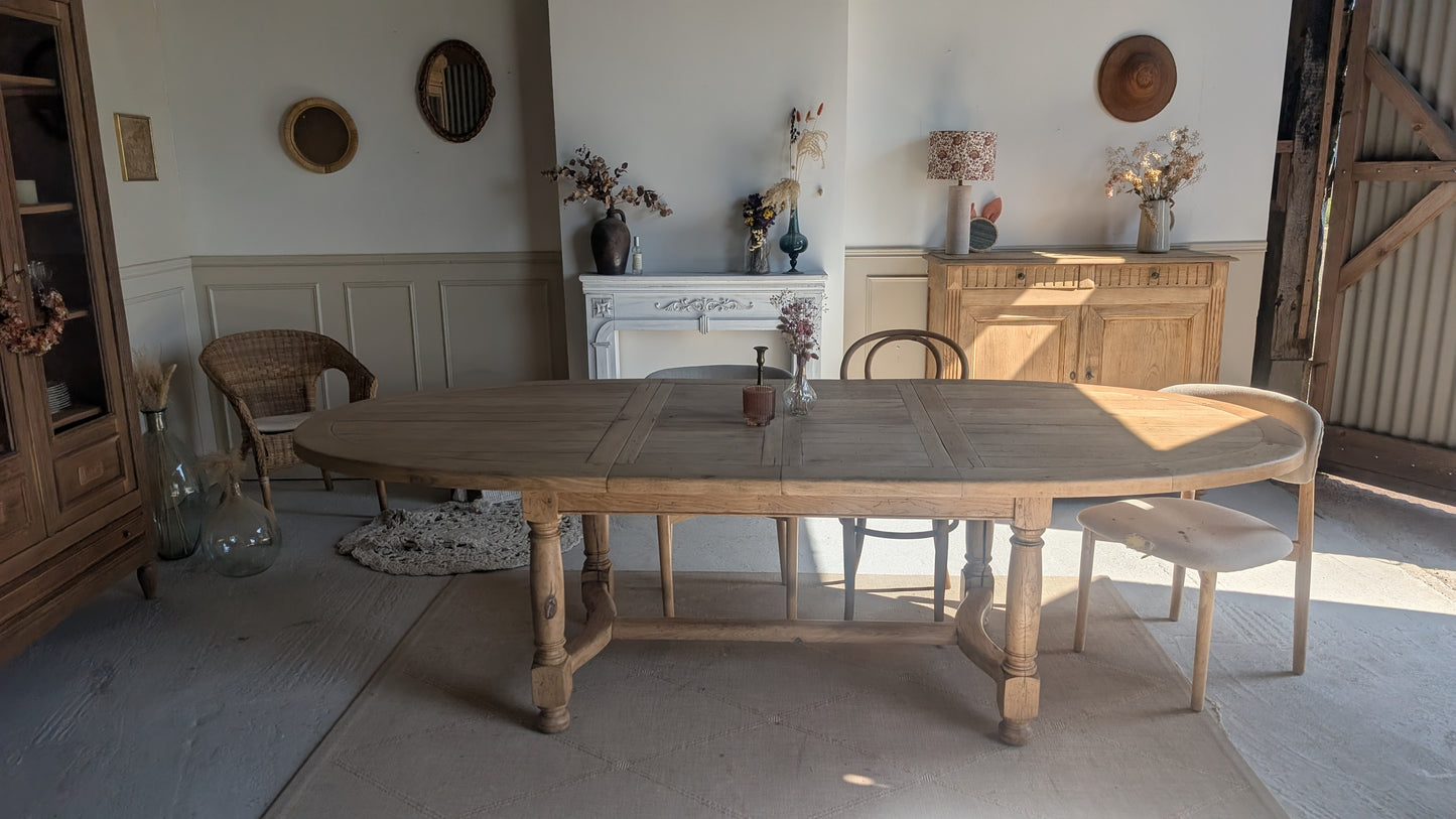 Table ovale en chêne avec rallonges