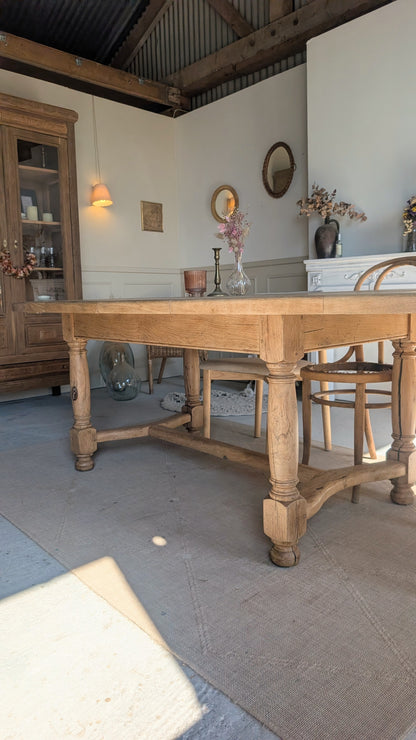 Table ovale en chêne avec rallonges